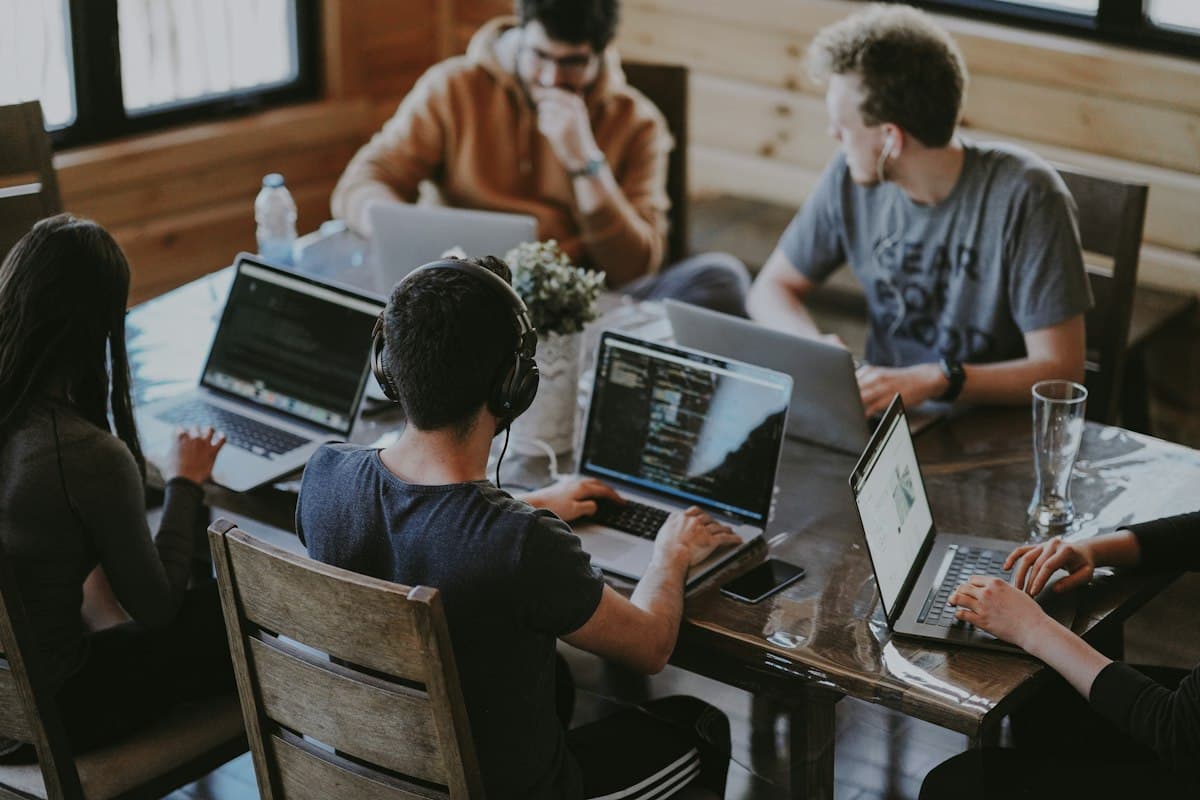 Ein Arbeitsteam bespricht den Betriebsplan und die Auswahl eines Geschäftsmanagementsystems